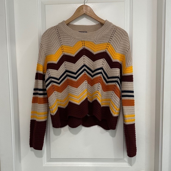 UK2LA | Long Sleeve Chevron Pattern Sweater Scallop Hem Slightly Cropped - Picture 1 of 7